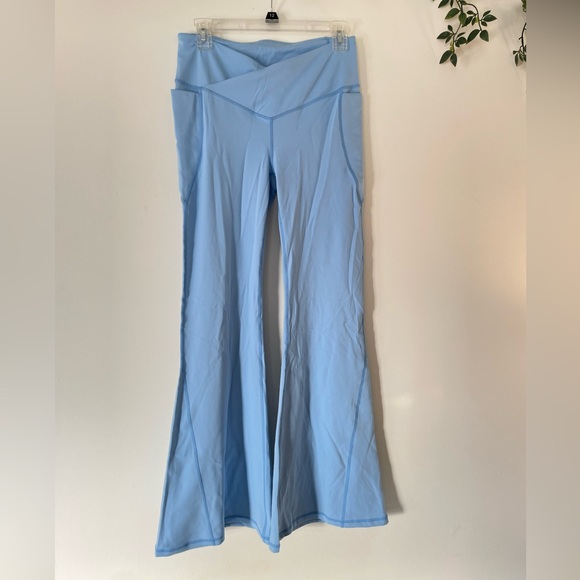 Fabletics PureLuxe | HIGH-WAISTED CROSSOVER
FLARE-SHORT | M/8 | BLUE BELL - Picture 5 of 5